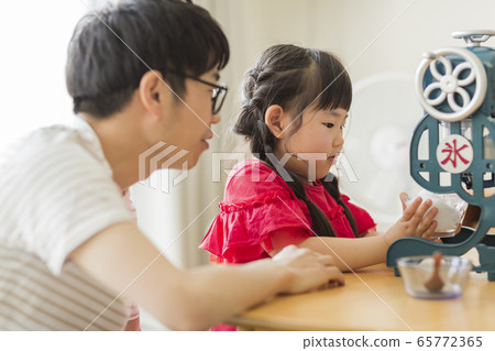 刨冰的父母和孩子 65772365