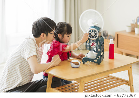 刨冰的父母和孩子 65772367