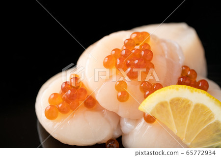 Scallop scallop for sashimi with salmon roe 65772934