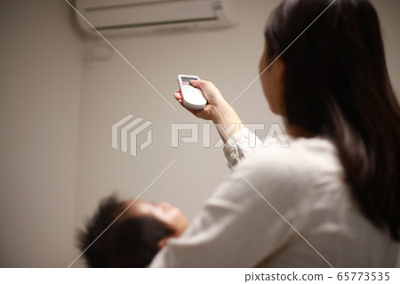 母親打開空調 母親打開空調 65773535