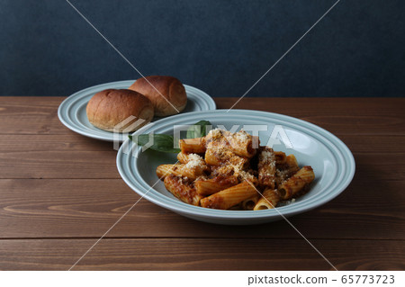 通心粉和麵包午餐桌 通心粉和麵包午餐桌 65773723