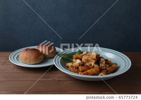 通心粉和麵包午餐桌 65773724