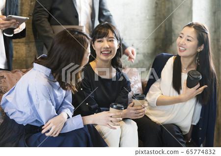 Young people chatting Young people chatting 65774832