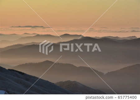 江原道太極山冬嶺早晨的雲 65775400