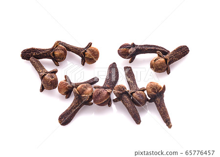 dry cloves an isolated on white background dry cloves an isolated on white background 65776457