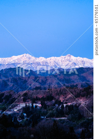 Early winter Northern Alps and Gotateyama mountain range seen from Ogawa village (dawn) Early winter Northern Alps and Gotateyama mountain range seen from Ogawa village (dawn) 65776581