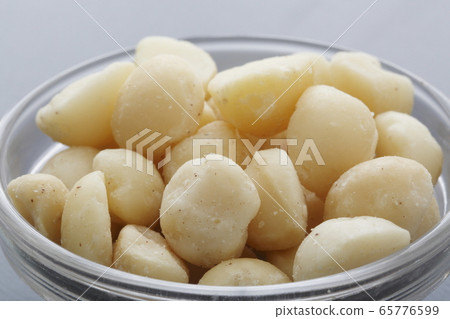Macadamia Nut 65776599