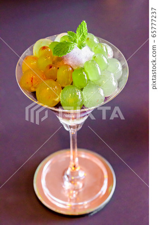 Grapes cocktail or lemonade. 65777237