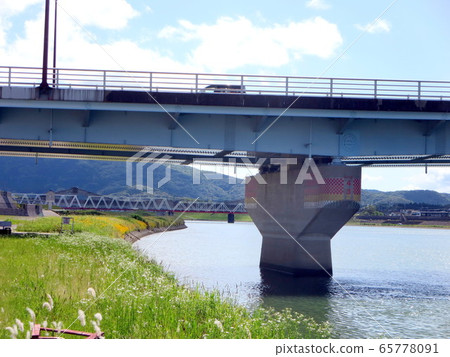 新幹線，橙色鐵路橋和河岸上的花園 65778091