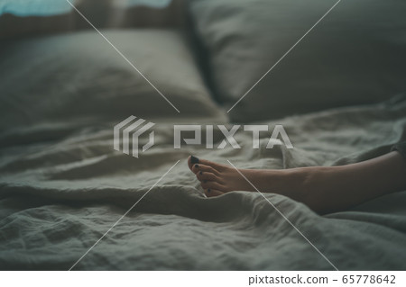 妻子 床 夜晚 65778642