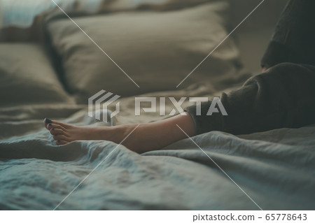 妻子 床 夜晚 65778643