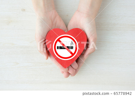 拿著心臟對象的人的手與非吸煙貼紙 65778942