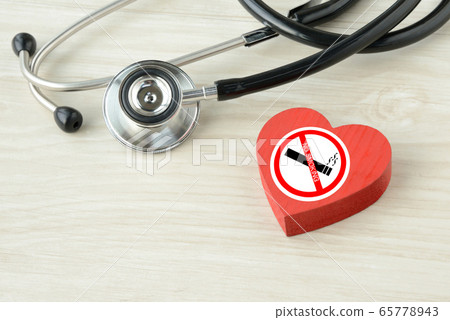 帶有不干膠貼紙和聽診器的心形物體 65778943