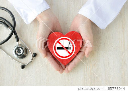 醫生抱著心臟對象與禁煙貼紙 65778944