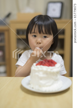 一個吃蛋糕的女孩 一個吃蛋糕的女孩 65779073