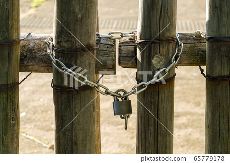 Locks closed with chains Locks closed with chains 65779178