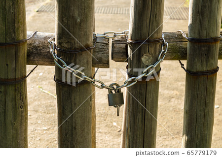 Locks closed with chains Locks closed with chains 65779179
