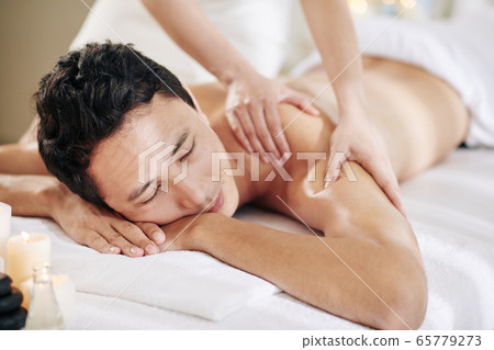 Deep tissue massage Deep tissue massage 65779273