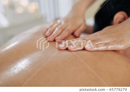 Back massage with organic oil Back massage with organic oil 65779279