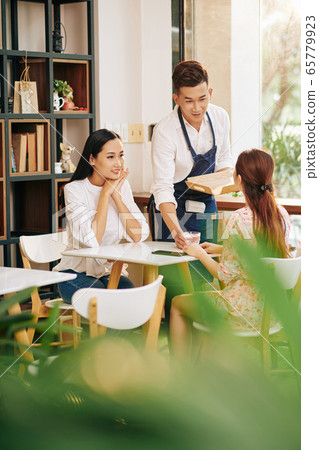 Waiter taking order 65779923