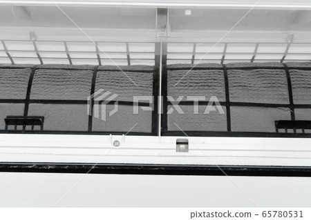The guy cleans the filter of the home air 65780531