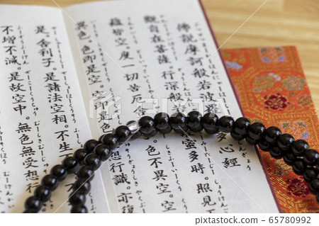 Oji and beads 65780992