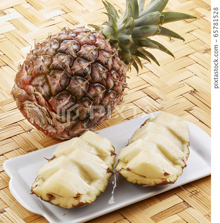 Pineapple (peach pine) 65781528