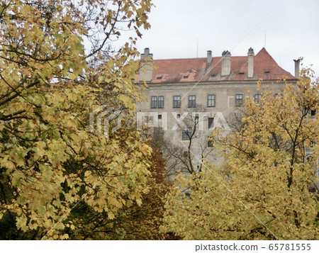 Czech Cesky Kromlov castle and autumn leaves 65781555
