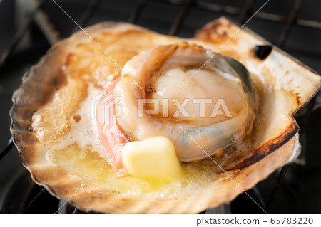 Grilled scallops with butter soy sauce 65783220