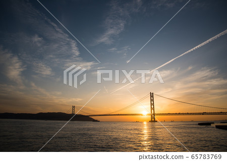 Evening view of the Akashi Kaikyo Bridge 65783769