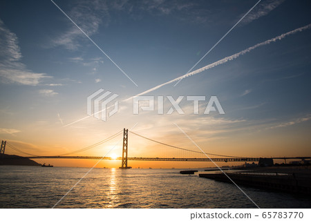 Evening view of the Akashi Kaikyo Bridge 65783770