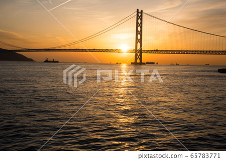 Evening view of the Akashi Kaikyo Bridge 65783771