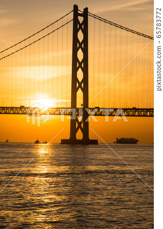 Evening view of the Akashi Kaikyo Bridge Evening view of the Akashi Kaikyo Bridge 65783772