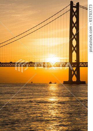 Evening view of the Akashi Kaikyo Bridge Evening view of the Akashi Kaikyo Bridge 65783773