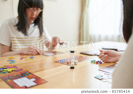 Family playing board games 65785414
