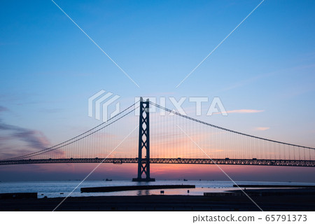 Evening view of the Akashi Kaikyo Bridge Evening view of the Akashi Kaikyo Bridge 65791373