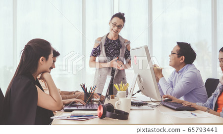 Senior leader giving advice speech to team members 65793441