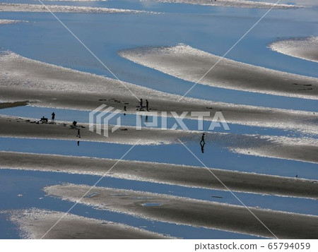 The arrival of summer People playing on the sand flats of the Ariake Sea (Koshimoto coast, Uto City, Kumamoto Prefecture) 65794059