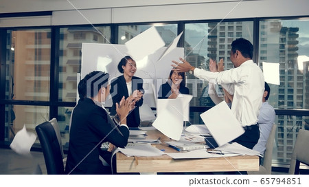 Asian business people discuss marketing strategy in group meeting at modern office 65794851