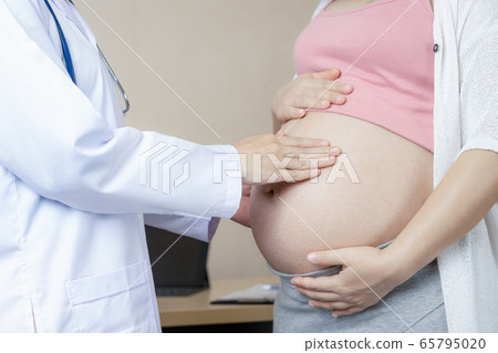 Pregnant Woman and Gynecologist Doctor at Hospital Pregnant Woman and Gynecologist Doctor at Hospital 65795020