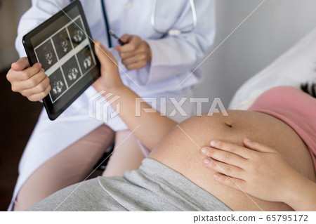 Pregnant Woman and Gynecologist Doctor at Hospital Pregnant Woman and Gynecologist Doctor at Hospital 65795172