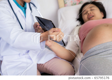 Pregnant Woman and Gynecologist Doctor at Hospital 65795176