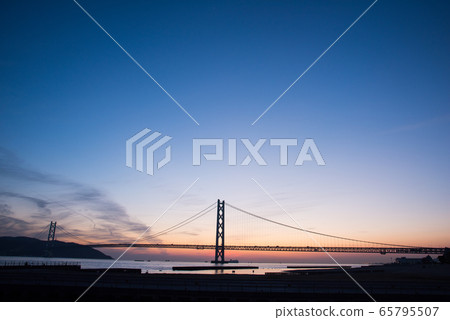 Evening view of the Akashi Kaikyo Bridge 65795507