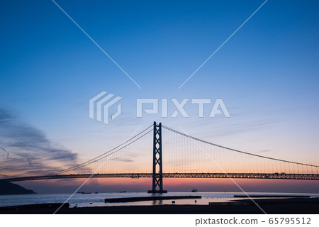 Evening view of the Akashi Kaikyo Bridge Evening view of the Akashi Kaikyo Bridge 65795512