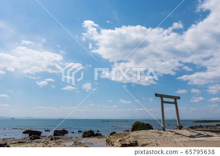 The torii gate and the blue sky The torii gate and the blue sky 65795638