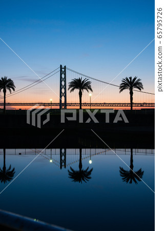 Evening view of the Akashi Kaikyo Bridge Evening view of the Akashi Kaikyo Bridge 65795726