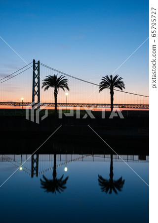 Evening view of the Akashi Kaikyo Bridge 65795727