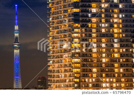 《東京》中央區晴海灣區閃亮的塔樓夜景 《東京》中央區晴海灣區閃亮的塔樓夜景 65796470