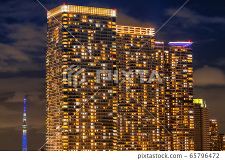 《東京》中央區晴海灣區閃亮的塔樓夜景 《東京》中央區晴海灣區閃亮的塔樓夜景 65796472