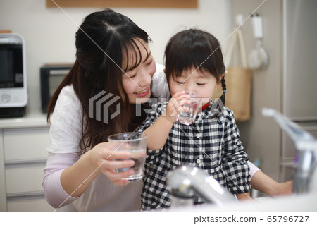 父母和孩子喝自來水 65796727
